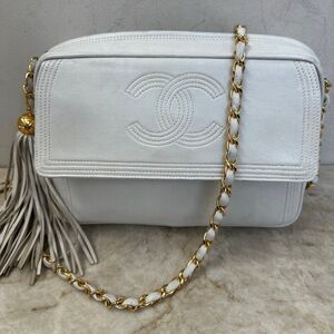 Authentic vintage Chanel white crossbody chain bag